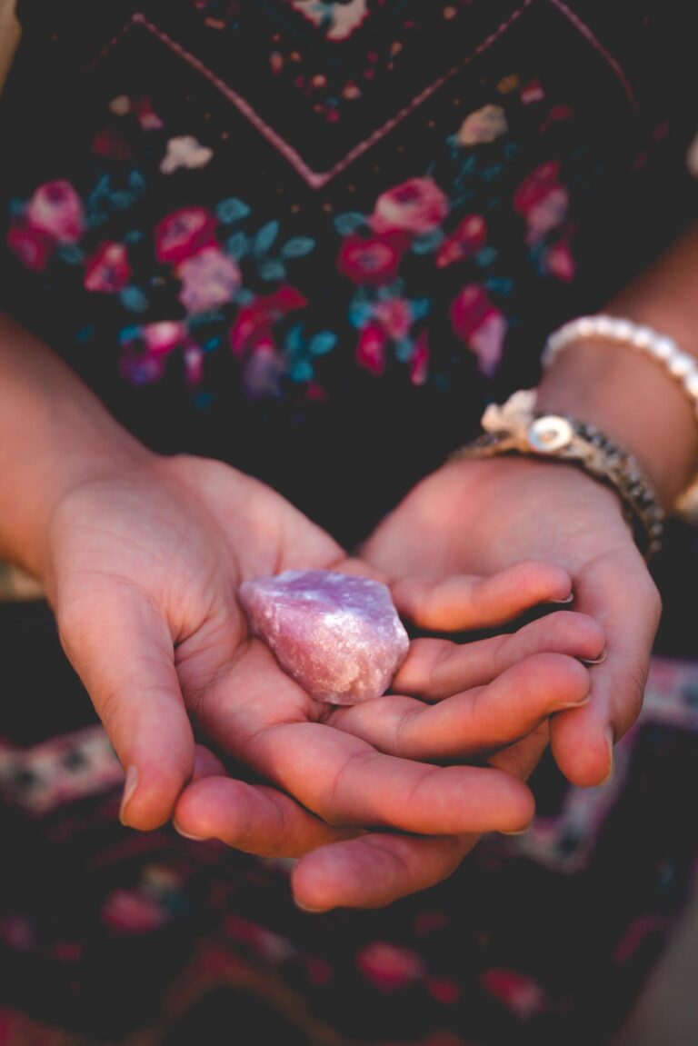 rose-quartz-crystal-in-hands-XUDYZAZ